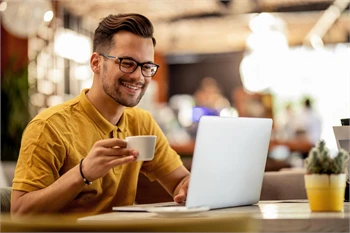 Comment faire face à l'isolement en tant que freelance : stratégies pour rester connecté 
