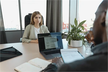 Comment évaluer une offre d’emploi technique au-delà du salaire ?